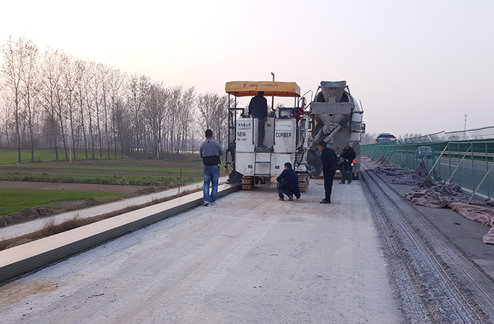 徐明高速路肩及路肩集水槽-NC1300滑模攤鋪機(jī)滑模施工